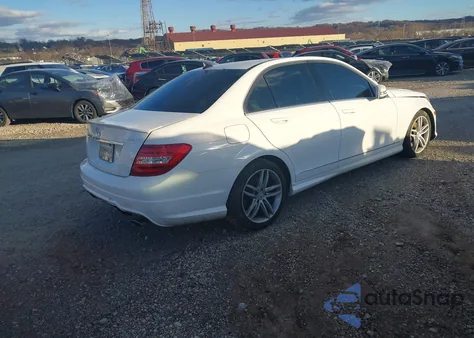 2013 Mercedes-Benz C 300 Sport 4Matic z USA, uszkodzony, nr VIN WDDGF8AB8DR266742